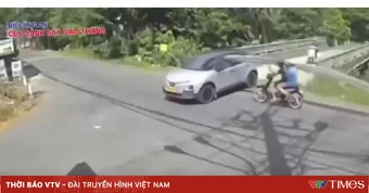 Chở hàng cồng kềnh, xe máy va chạm ô tô ở giao lộ