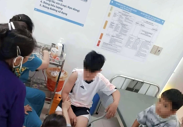 Chó lạ điên cuồng lao vào cắn người đi đường, 6 người bị thương Chó lạ điên cuồng lao vào cắn người đi đường, 6 người bị thương