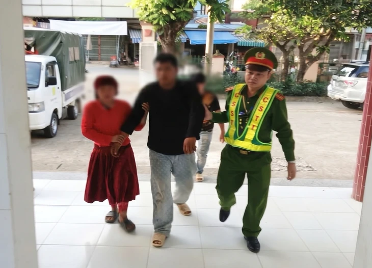 Chở người nhà ngộ độc lá ngón đi cấp cứu thì bị tai nạn, công an xã có mặt hỗ trợ