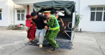 Chở người nhà ngộ độc lá ngón đi cấp cứu thì bị tai nạn, công an xã có mặt hỗ trợ