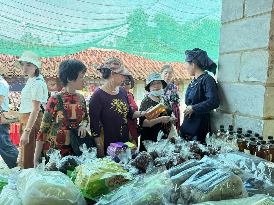 Chợ phiên vùng cao giữa lòng Hà Nội: Nơi hội tụ tinh hoa văn hóa và tình người Tây Bắc Chợ phiên vùng cao giữa lòng Hà Nội: Nơi hội tụ tinh hoa văn hóa và tình người Tây Bắc