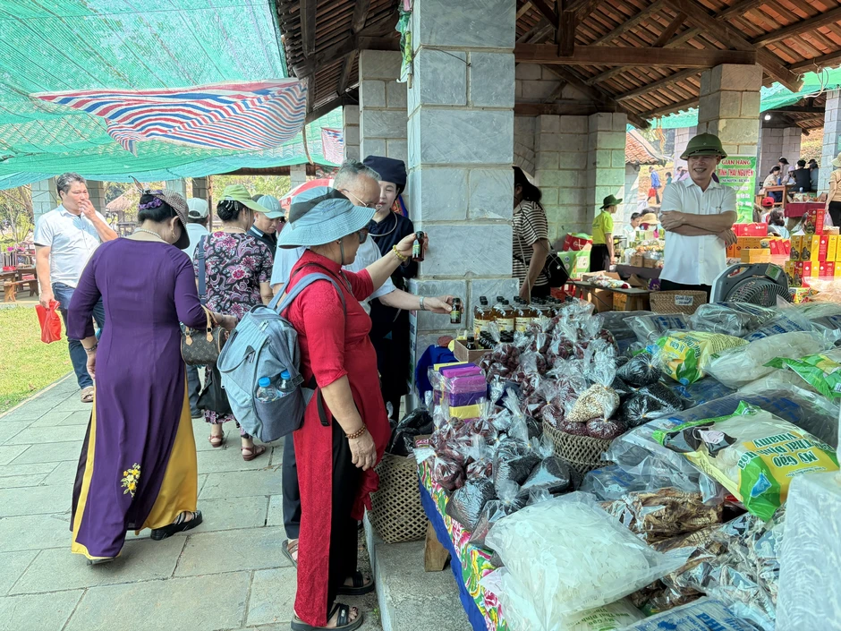 Chợ phiên vùng cao giữa lòng Hà Nội: Nơi hội tụ tinh hoa văn hóa và tình người Tây Bắc Chợ phiên vùng cao giữa lòng Hà Nội: Nơi hội tụ tinh hoa văn hóa và tình người Tây Bắc