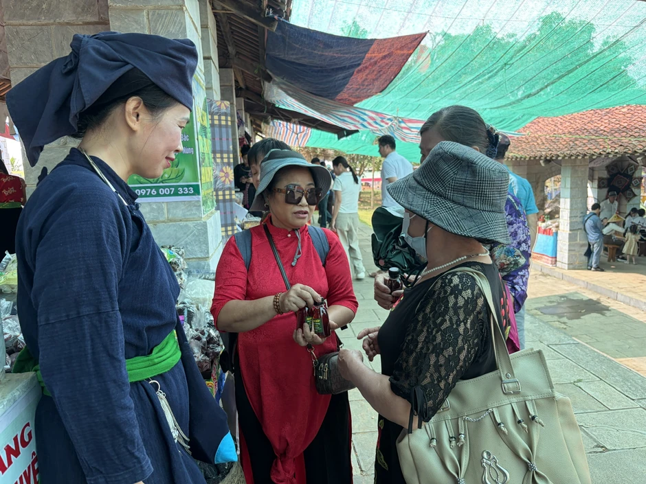Chợ phiên vùng cao giữa lòng Hà Nội: Nơi hội tụ tinh hoa văn hóa và tình người Tây Bắc Chợ phiên vùng cao giữa lòng Hà Nội: Nơi hội tụ tinh hoa văn hóa và tình người Tây Bắc