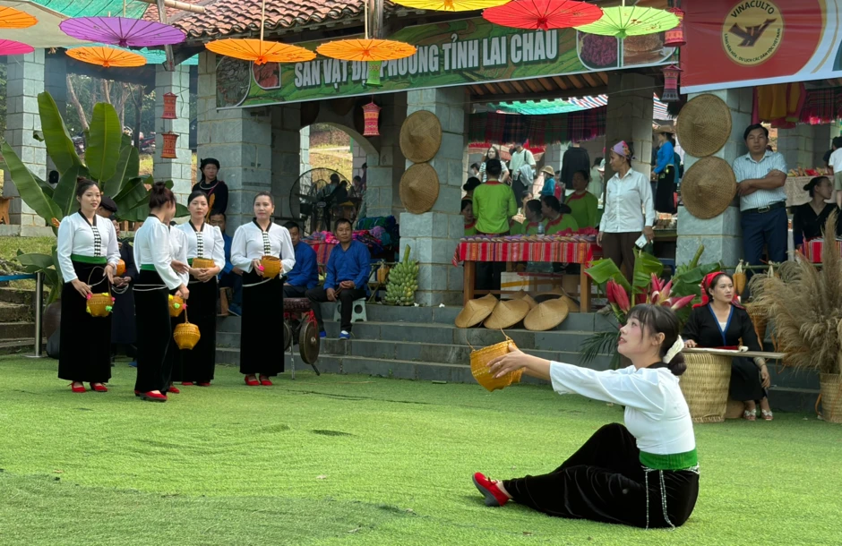 Chợ phiên vùng cao giữa lòng Hà Nội: Nơi hội tụ tinh hoa văn hóa và tình người Tây Bắc Chợ phiên vùng cao giữa lòng Hà Nội: Nơi hội tụ tinh hoa văn hóa và tình người Tây Bắc