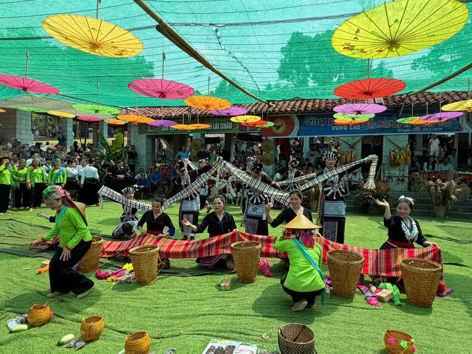 Chợ phiên vùng cao giữa lòng Hà Nội: Nơi hội tụ tinh hoa văn hóa và tình người Tây Bắc Chợ phiên vùng cao giữa lòng Hà Nội: Nơi hội tụ tinh hoa văn hóa và tình người Tây Bắc