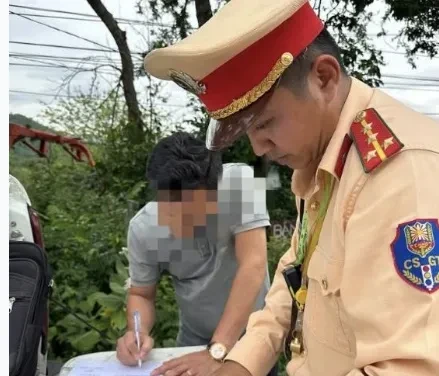 Chở quá số người quy định, lái xe và chủ xe bị xử phạt hơn 37 triệu đồng Chở quá số người quy định, lái xe và chủ xe bị xử phạt hơn 37 triệu đồng