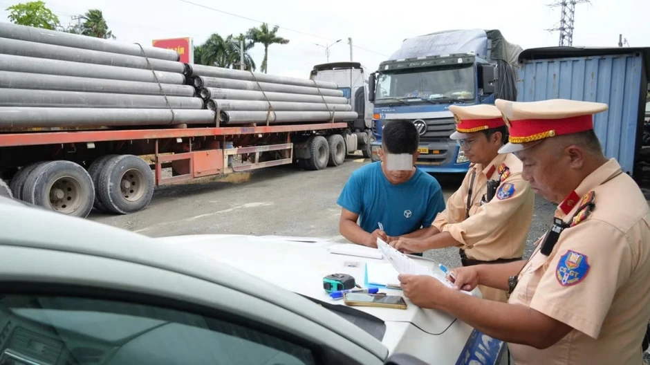 Chở quá tải hơn gấp đôi, tài xế nhận mức phạt 77,5 triệu đồng Chở quá tải hơn gấp đôi, tài xế nhận mức phạt 77,5 triệu đồng