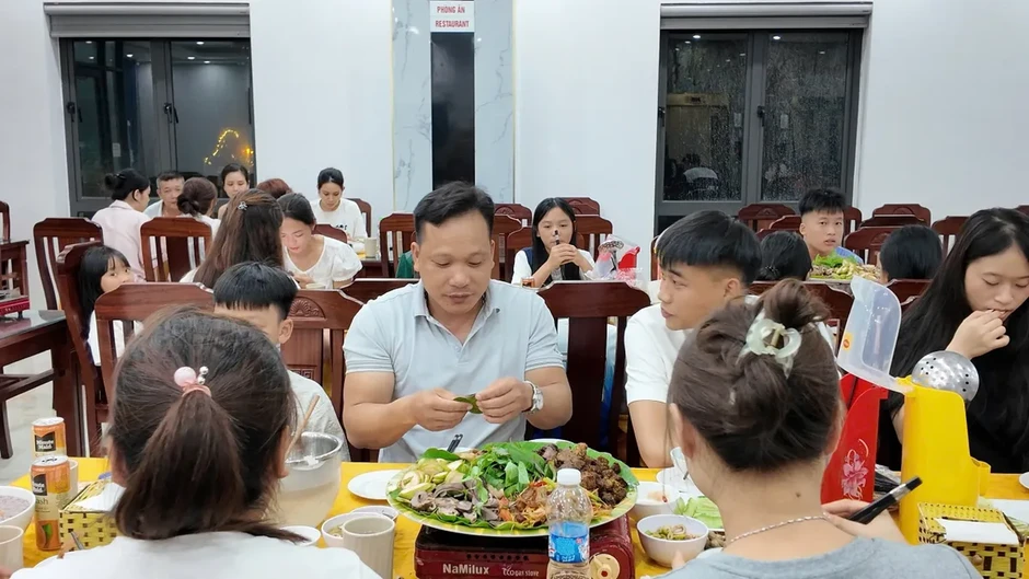 Chủ khách sạn ở Cô Tô mổ lợn đãi khách bị mắc kẹt do bão số 1 Chủ khách sạn ở Cô Tô mổ lợn đãi khách bị mắc kẹt do bão số 1