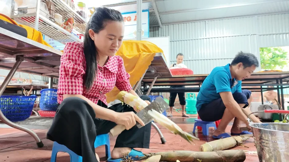 Chủ khách sạn ở Cô Tô mổ lợn đãi khách bị mắc kẹt do bão số 1 Chủ khách sạn ở Cô Tô mổ lợn đãi khách bị mắc kẹt do bão số 1