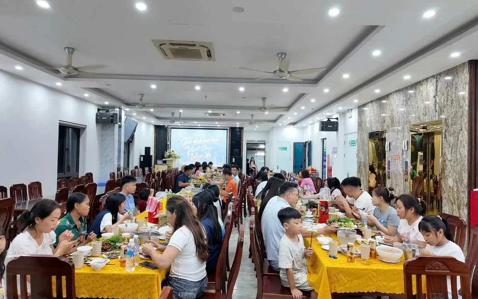 Chủ khách sạn ở Cô Tô mổ lợn đãi khách bị mắc kẹt do bão số 1 Chủ khách sạn ở Cô Tô mổ lợn đãi khách bị mắc kẹt do bão số 1