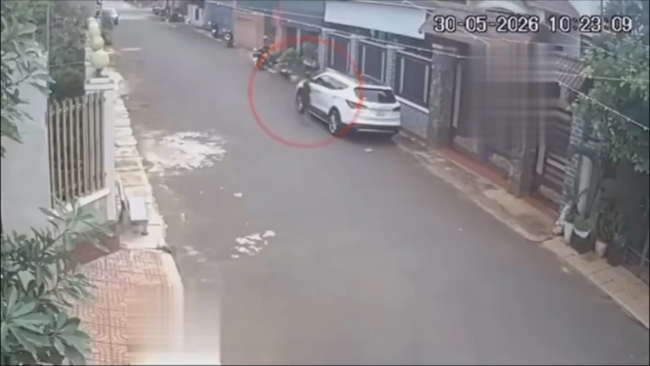 Chủ quan để chìa khóa trên xe, ô tô bị bé 12 tuổi lái đi gây thót tim Chủ quan để chìa khóa trên xe, ô tô bị bé 12 tuổi lái đi gây thót tim