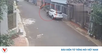 Chủ quan để chìa khóa trên xe, ô tô bị bé 12 tuổi lái đi gây thót tim
