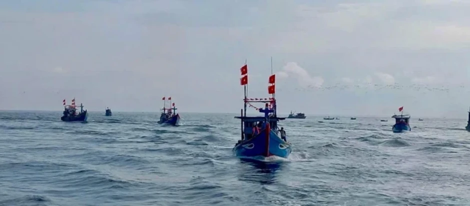 Chủ tịch UBND tỉnh Quảng Ngãi đi thúng ra biển chúc Tết, ngư dân phấn khởi Chủ tịch UBND tỉnh Quảng Ngãi đi thúng ra biển chúc Tết, ngư dân phấn khởi