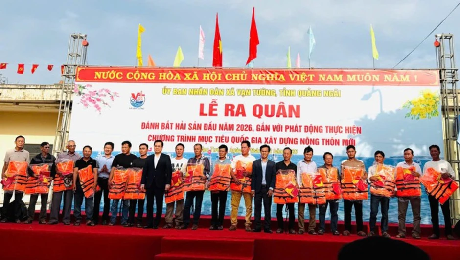 Chủ tịch UBND tỉnh Quảng Ngãi đi thúng ra biển chúc Tết, ngư dân phấn khởi Chủ tịch UBND tỉnh Quảng Ngãi đi thúng ra biển chúc Tết, ngư dân phấn khởi