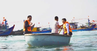 Chủ tịch UBND tỉnh Quảng Ngãi đi thúng ra biển chúc Tết, ngư dân phấn khởi