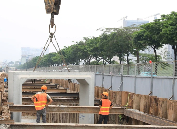 Chủ tịch Hà Nội nói 'tiến độ là mệnh lệnh' khi đi thị sát dự án bổ cập nước sông Tô Lịch Chủ tịch Hà Nội nói 'tiến độ là mệnh lệnh' khi đi thị sát dự án bổ cập nước sông Tô Lịch