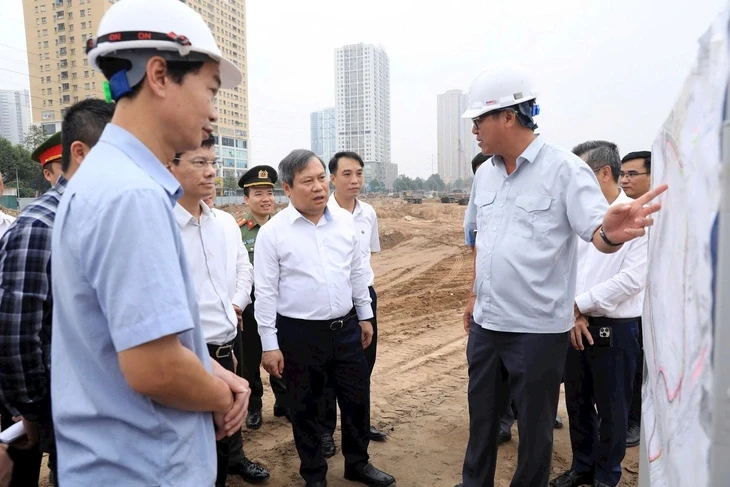 Chủ tịch Hà Nội nói 'tiến độ là mệnh lệnh' khi đi thị sát dự án bổ cập nước sông Tô Lịch Chủ tịch Hà Nội nói 'tiến độ là mệnh lệnh' khi đi thị sát dự án bổ cập nước sông Tô Lịch