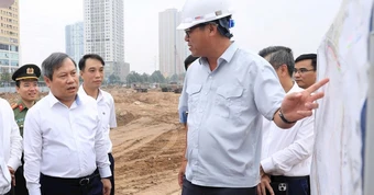 Chủ tịch Hà Nội nói 'tiến độ là mệnh lệnh' khi đi thị sát dự án bổ cập nước sông Tô Lịch