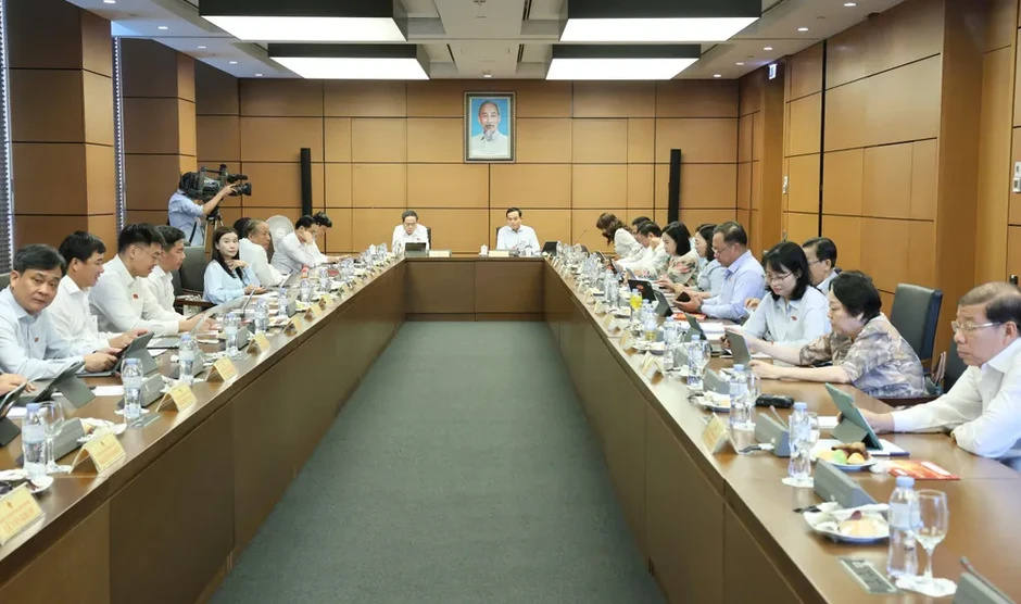 Chủ tịch Quốc hội gợi mở cơ chế ngân sách mới cho "siêu đô thị" TPHCM và Hà Nội Chủ tịch Quốc hội gợi mở cơ chế ngân sách mới cho "siêu đô thị" TPHCM và Hà Nội