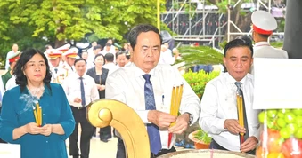 Chủ tịch Quốc hội Trần Thanh Mẫn dâng hương tưởng niệm các Anh hùng liệt sĩ tại Công viên Lê Thị Riêng