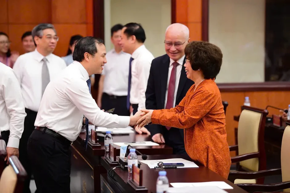 Chủ tịch Tập đoàn TH: "Muốn vươn mình, dân tộc trước hết phải khỏe mạnh" Chủ tịch Tập đoàn TH: "Muốn vươn mình, dân tộc trước hết phải khỏe mạnh"