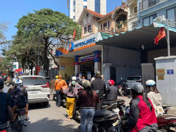 Chủ tịch UBND TP Hà Nội Vũ Đại Thắng đề nghị người dân không tích trữ xăng dầu