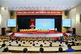 Chủ tịch Ủy ban nhân dân tỉnh Hưng Yên đối thoại với đoàn viên, công nhân, viên chức, người lao động