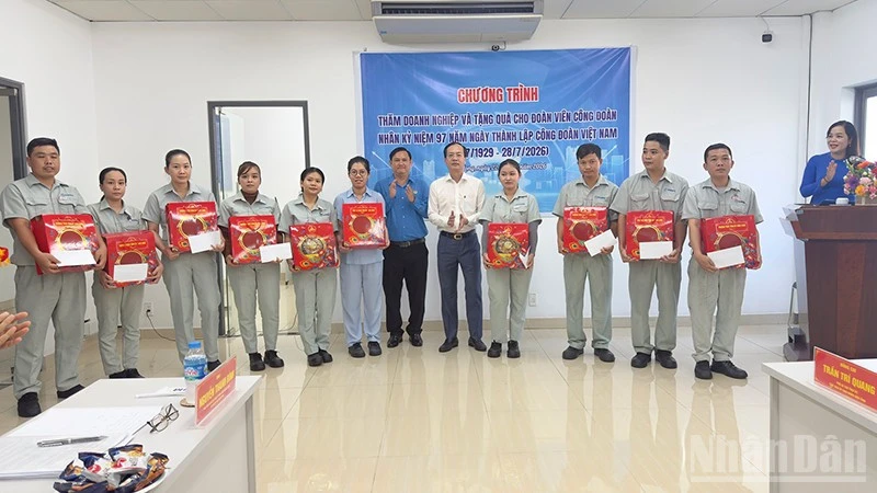 Chủ tịch Ủy ban nhân dân tỉnh Vĩnh Long tặng quà cho đoàn viên công đoàn Chủ tịch Ủy ban nhân dân tỉnh Vĩnh Long tặng quà cho đoàn viên công đoàn