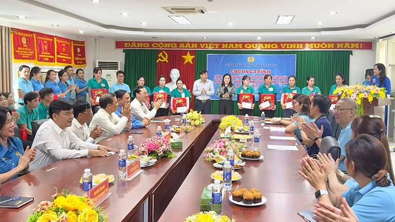 Chủ tịch Ủy ban nhân dân tỉnh Vĩnh Long tặng quà cho đoàn viên công đoàn Chủ tịch Ủy ban nhân dân tỉnh Vĩnh Long tặng quà cho đoàn viên công đoàn