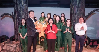 Chủ tịch Ủy ban Trung ương MTTQ Việt Nam Bùi Thị Minh Hoài dự chương trình 'Huyền thoại tuổi thanh xuân'