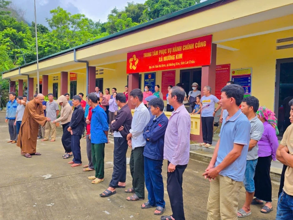 Chùa Liên Hoa trao tặng 500 triệu đồng hỗ trợ người dân vùng lũ Lai Châu Chùa Liên Hoa trao tặng 500 triệu đồng hỗ trợ người dân vùng lũ Lai Châu