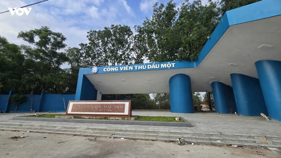 Chưa nghiệm thu, công viên Thủ Dầu Một đã xuất hiện nứt, sạt lở bờ hồ