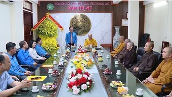 Chúc mừng Phật đản, tặng quà cho công nhân ở Thanh Hóa