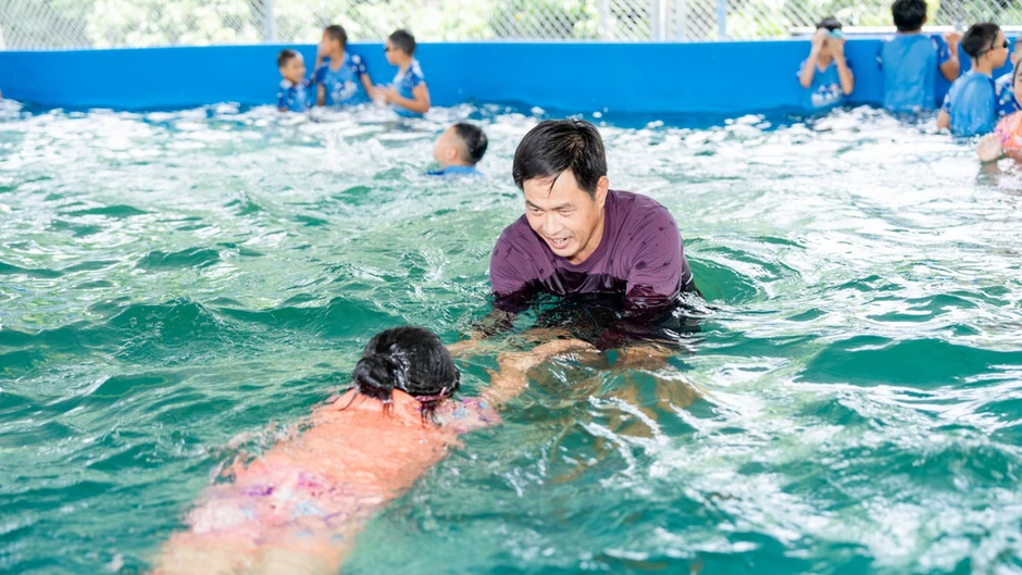 Chung tay giúp học sinh nông thôn học bơi an toàn Chung tay giúp học sinh nông thôn học bơi an toàn