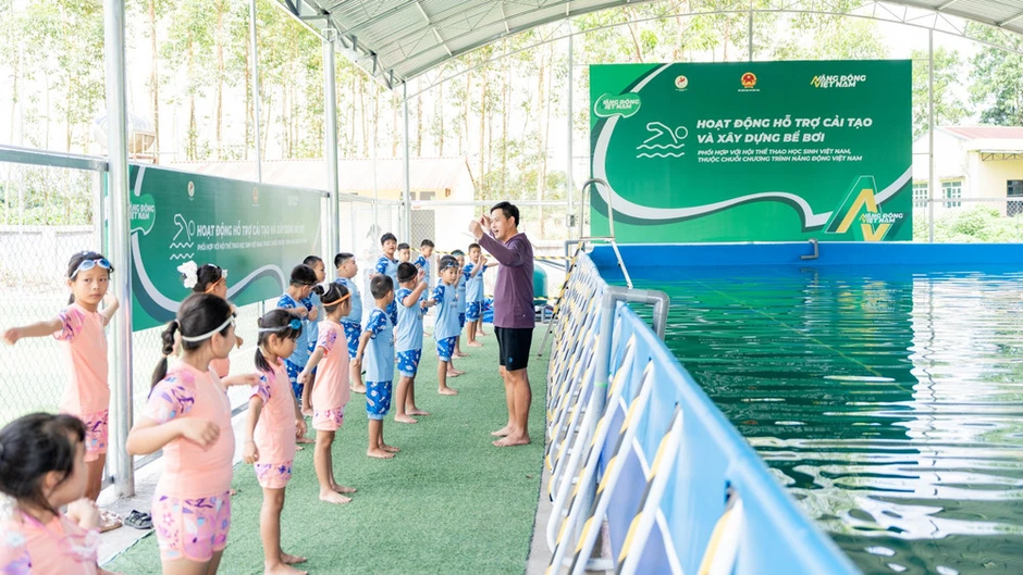 Chung tay giúp học sinh nông thôn học bơi an toàn Chung tay giúp học sinh nông thôn học bơi an toàn