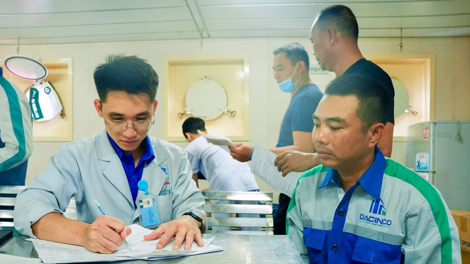 Chung tay vì sức khỏe nơi đảo xa Chung tay vì sức khỏe nơi đảo xa