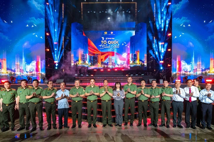 Chuỗi sự kiện 'Tổ quốc bình yên' tri ân nhân dân đã đồng hành cùng lực lượng an ninh Chuỗi sự kiện 'Tổ quốc bình yên' tri ân nhân dân đã đồng hành cùng lực lượng an ninh