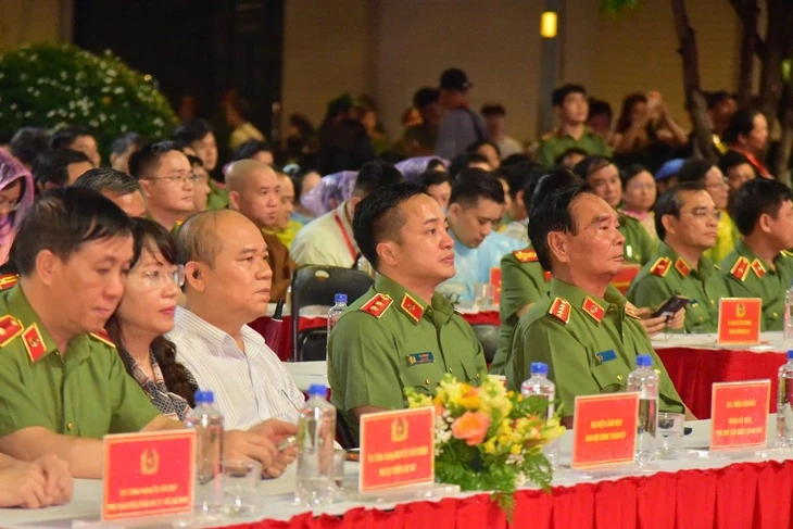 Chuỗi sự kiện 'Tổ quốc bình yên' tri ân nhân dân đã đồng hành cùng lực lượng an ninh Chuỗi sự kiện 'Tổ quốc bình yên' tri ân nhân dân đã đồng hành cùng lực lượng an ninh