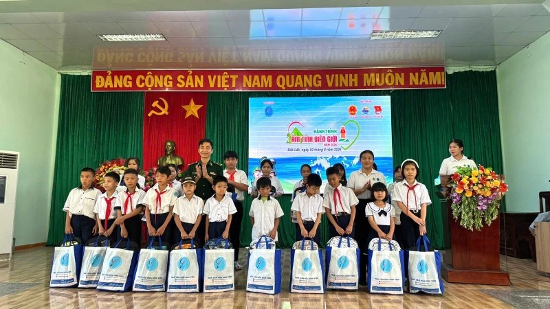 Chương trình “Hành trình ấm tình biên giới” tặng nhiều phần quà cho gia đình chính sách và học sinh Đắk Lắk Chương trình “Hành trình ấm tình biên giới” tặng nhiều phần quà cho gia đình chính sách và học sinh Đắk Lắk