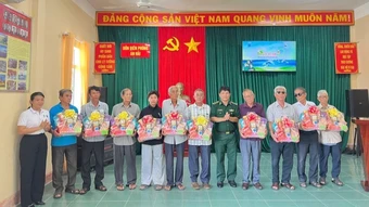 Chương trình “Hành trình ấm tình biên giới” tặng nhiều phần quà cho gia đình chính sách và học sinh Đắk Lắk