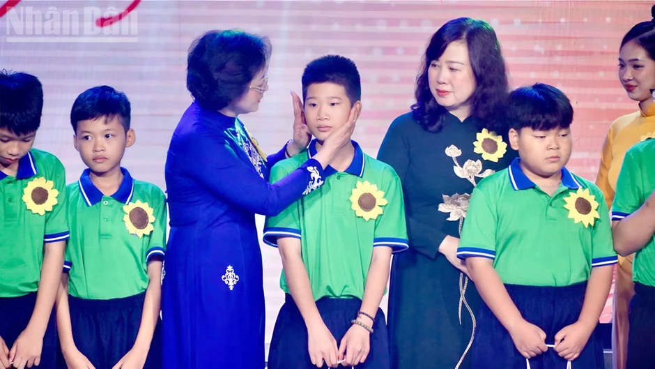 Chương trình nghệ thuật gây quỹ hỗ trợ bệnh nhân ung thư nghèo “Ngày mai tươi sáng” Chương trình nghệ thuật gây quỹ hỗ trợ bệnh nhân ung thư nghèo “Ngày mai tươi sáng”