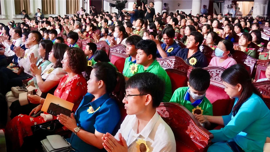 Chương trình nghệ thuật gây quỹ hỗ trợ bệnh nhân ung thư nghèo “Ngày mai tươi sáng” Chương trình nghệ thuật gây quỹ hỗ trợ bệnh nhân ung thư nghèo “Ngày mai tươi sáng”