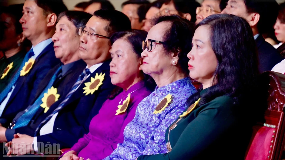 Chương trình nghệ thuật gây quỹ hỗ trợ bệnh nhân ung thư nghèo “Ngày mai tươi sáng” Chương trình nghệ thuật gây quỹ hỗ trợ bệnh nhân ung thư nghèo “Ngày mai tươi sáng”