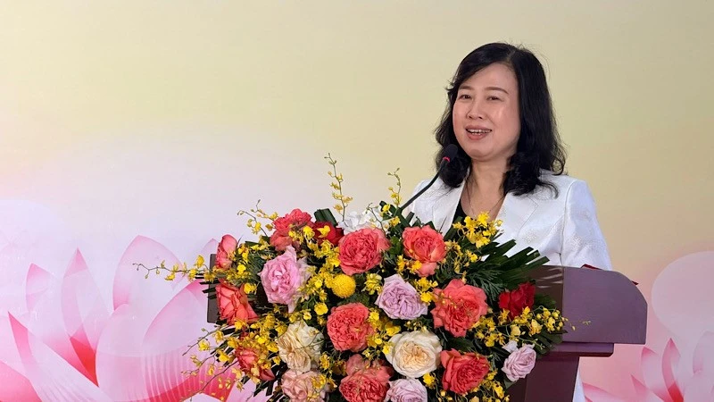 Chương trình "Hoa dâng Bác" biểu dương 170 em trẻ mồ côi, trẻ bị bỏ rơi tiêu biểu, vượt khó vươn lên trong học tập và cuộc sống Chương trình "Hoa dâng Bác" biểu dương 170 em trẻ mồ côi, trẻ bị bỏ rơi tiêu biểu, vượt khó vươn lên trong học tập và cuộc sống