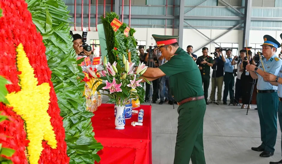 Chuyến bay đặc biệt đưa 7.104 mẫu hài cốt liệt sĩ đi tìm danh tính