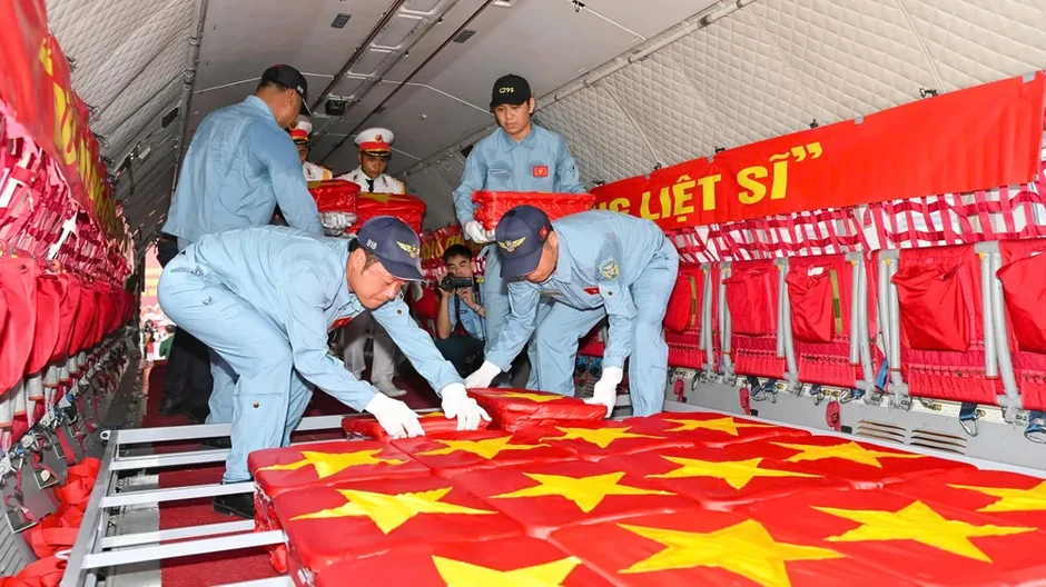 Chuyến bay đặc biệt đưa 7.104 mẫu hài cốt liệt sĩ đi tìm danh tính