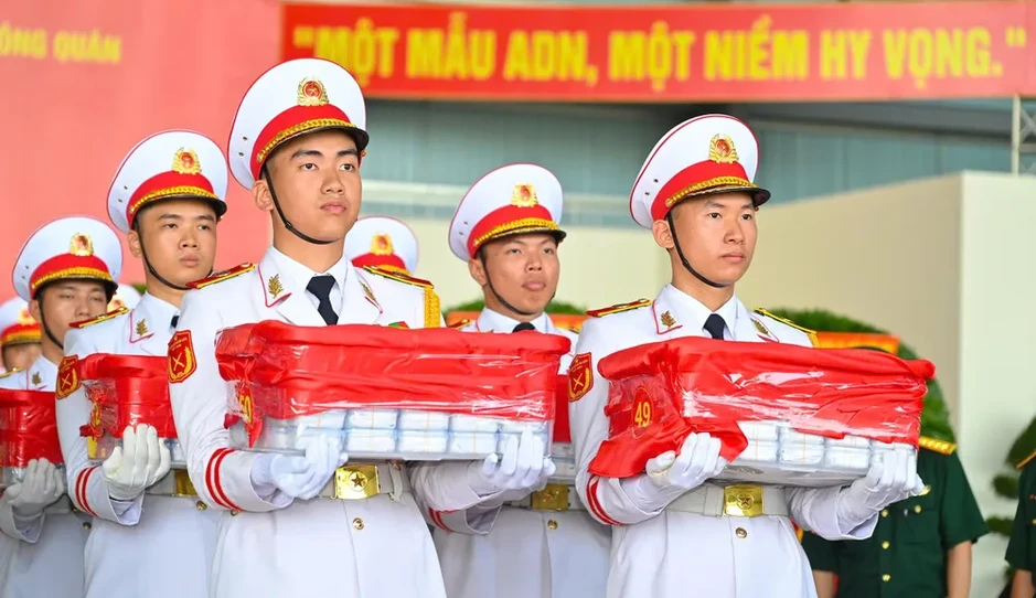 Chuyến bay đặc biệt đưa 7.104 mẫu hài cốt liệt sĩ đi tìm danh tính