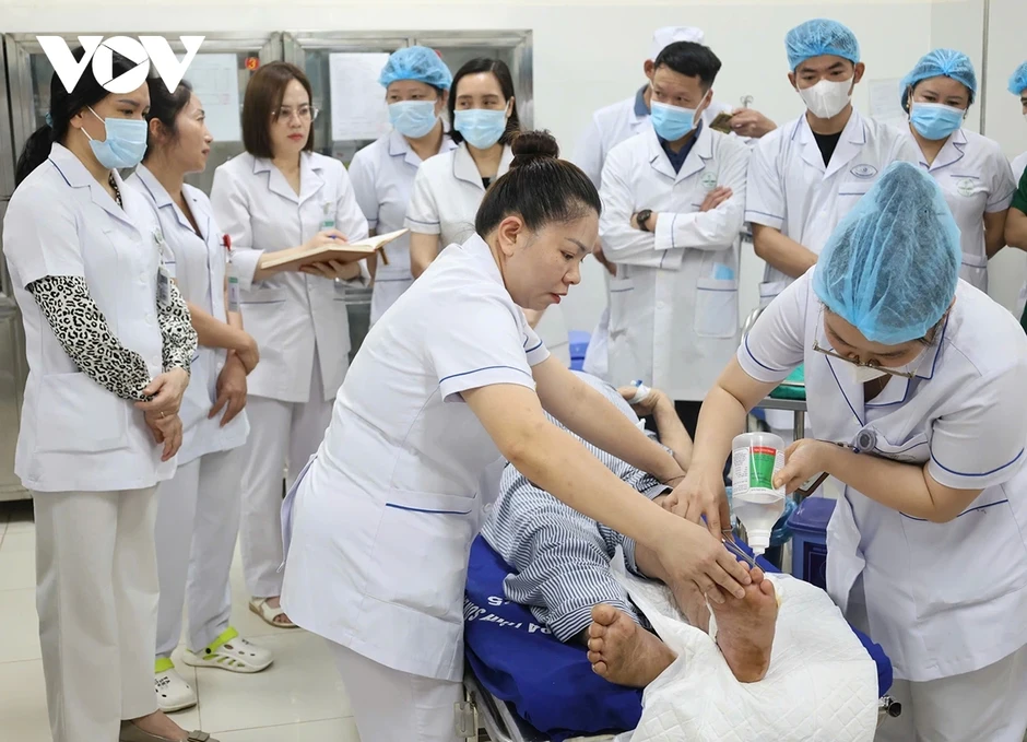 Chuyên gia cao cấp về miền núi tập huấn cấp cứu ngừng tuần hoàn cho y tế cơ sở