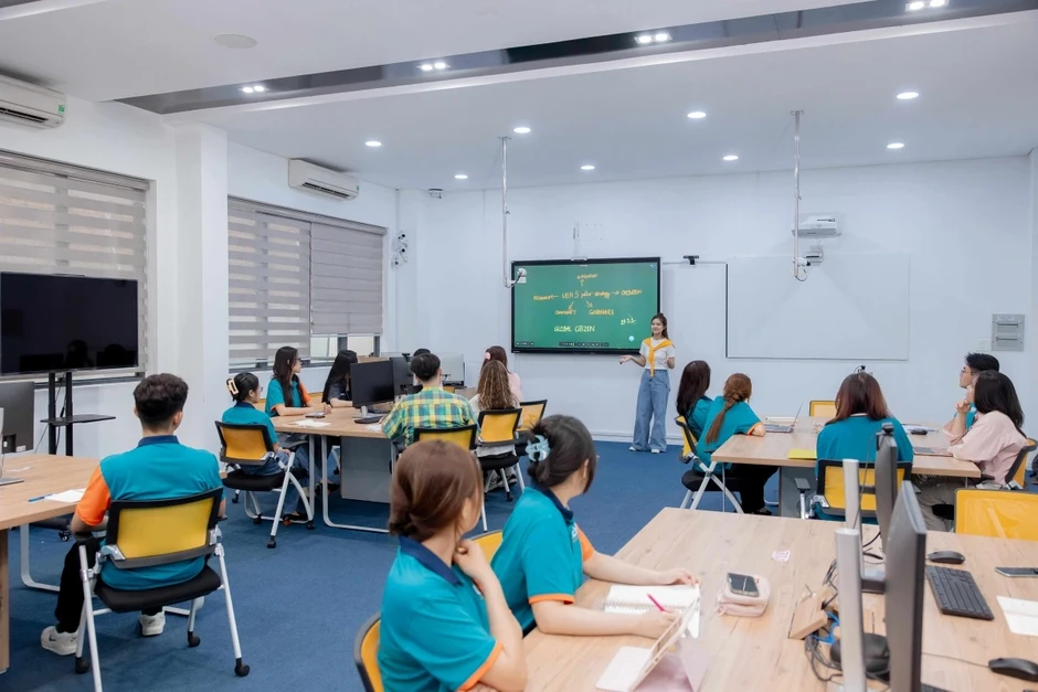 Chuyên gia từ hơn 500 tổ chức trong và ngoài nước giảng dạy cho sinh viên kinh tế Chuyên gia từ hơn 500 tổ chức trong và ngoài nước giảng dạy cho sinh viên kinh tế
