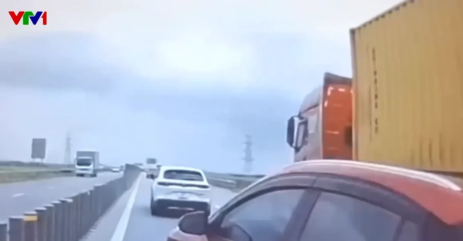 Chuyển làn đột ngột, không chú ý quan sát, ô tô con gây tai nạn Chuyển làn đột ngột, không chú ý quan sát, ô tô con gây tai nạn
